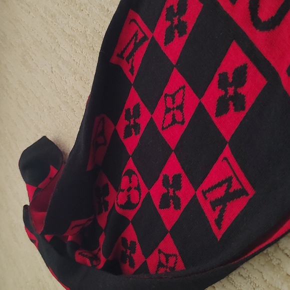 LV Black and Red Louis Vuitton knit scarf - Picture 7 of 7